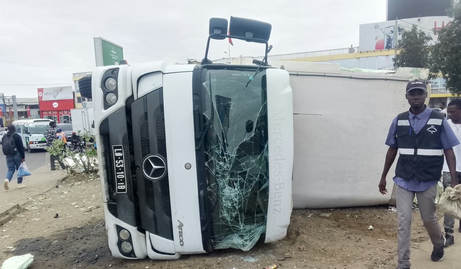 CAMIÃO DE MERCADORIAS DESPISTA-SE NO TRIÂNGULO DO BENFICA E DEIXA RASTO DE DESTRUIÇÃO.jpg