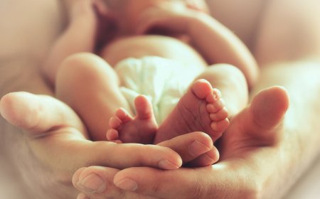 HOMEM AGRIDE BEBÉ DE QUATRO MESES AO CONFUNDIR COM UM BONECO "REBORN"