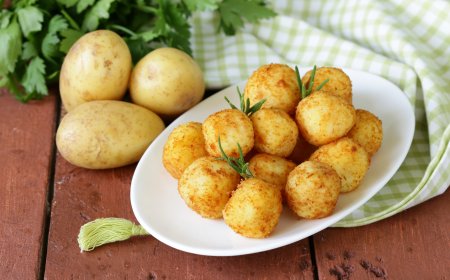 BOLINHOS DE CASCA DE BATATA COM ESPINAFRE