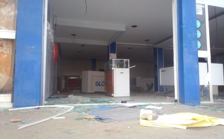 ESTABELECIMENTOS COMERCIAIS NA AVENIDA 21 DE JANEIRO ALVOS DE VANDALIZAÇÃO E SAQUE