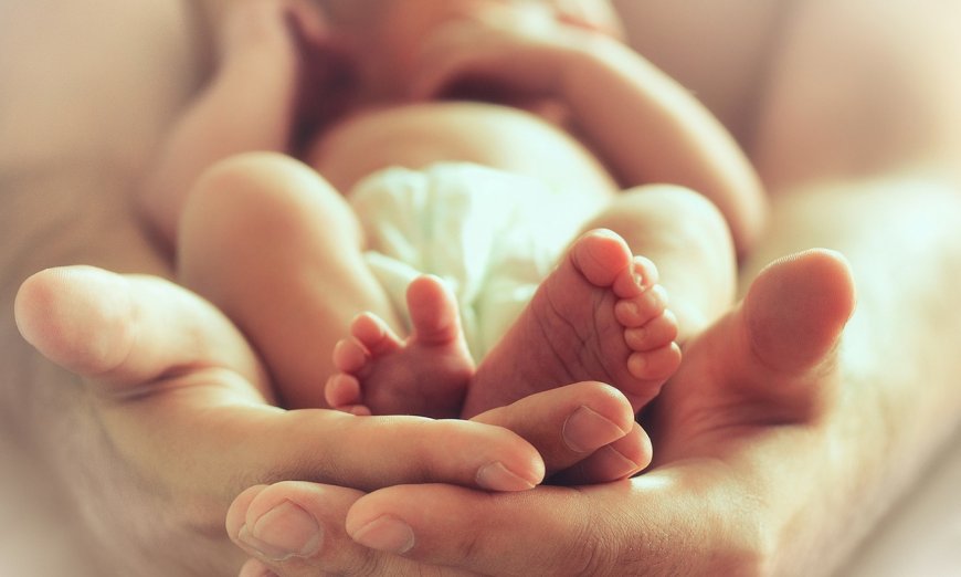 HOMEM AGRIDE BEBÉ DE QUATRO MESES AO CONFUNDIR COM UM BONECO "REBORN"
