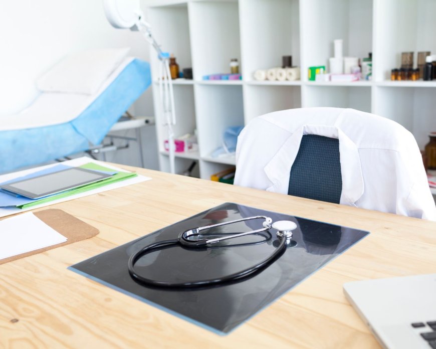 NO CONSULTÓRIO DA CONSCIÊNCIA: UMA SALA, TRÊS PESSOAS E UM PRINCÍPIO