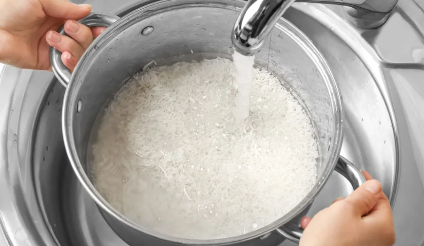 É PRECISO LAVAR O ARROZ ANTES DE COZINHAR?