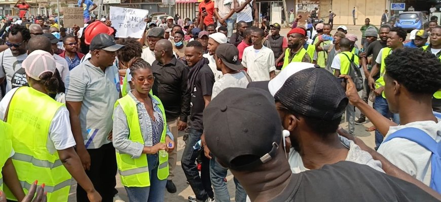 POLÍCIA NACIONAL TRAVA MANIFESTAÇÃO CONTRA SUBIDA DAS PROPINAS EM LUANDA