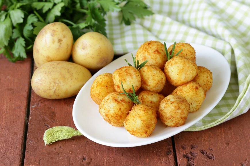 BOLINHOS DE CASCA DE BATATA COM ESPINAFRE