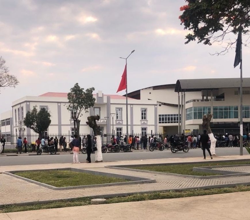 PARA SER REVENDEDOR DE CHIP DA AFRICELL: JOVENS PERNOITAM NO CENTRO CULTURAL RUI MONTEIRO
