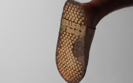 PESQUISADOR TRANSFORMA PÓ DE ASPIRADOR EM TECIDO E CRIA PANTUFAS COM LIXO DOMÉSTICO