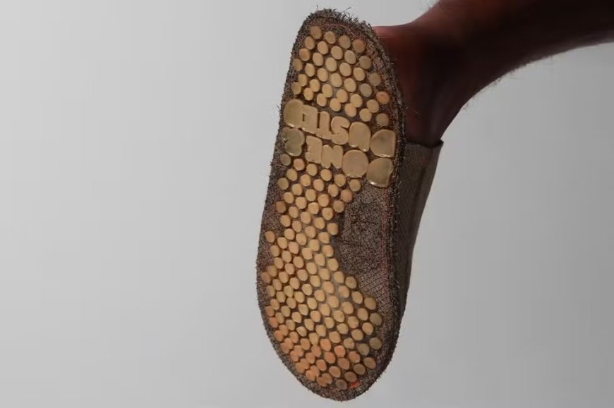 PESQUISADOR TRANSFORMA PÓ DE ASPIRADOR EM TECIDO E CRIA PANTUFAS COM LIXO DOMÉSTICO