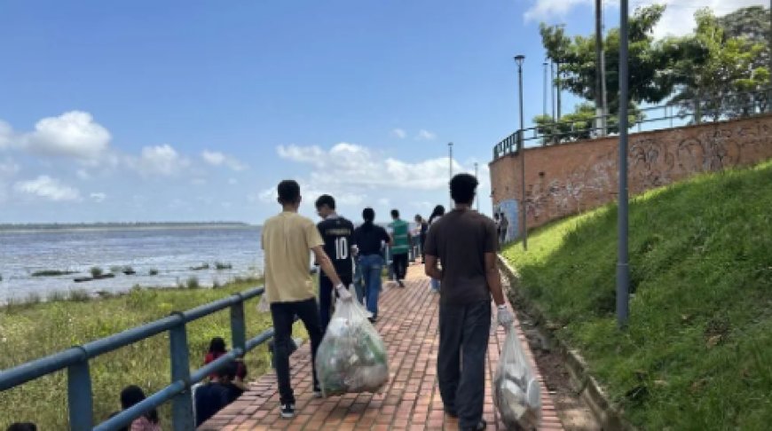 ESTUDANTES LIMPAM ORLA DE BELÉM E ERGUEM BANDEIRA PELO CLIMA