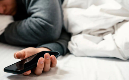 ESPECIALISTAS ALERTAM PARA O PERIGO DE DORMIR COM O TELEMÓVEL DEBAIXO DA ALMOFADA