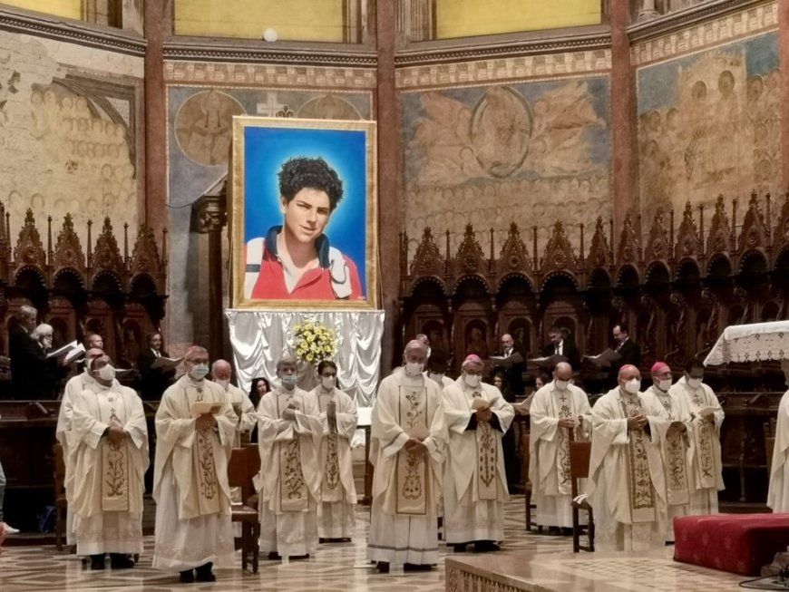 INFLUENCER DE DEUS SE TORNA PRIMEIRO SANTO 'MILLENNIAL' NO DOMINGO