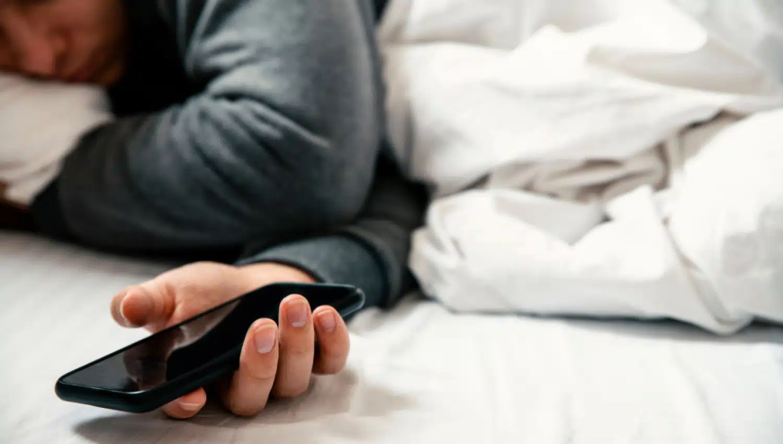 ESPECIALISTAS ALERTAM PARA O PERIGO DE DORMIR COM O TELEMÓVEL DEBAIXO DA ALMOFADA