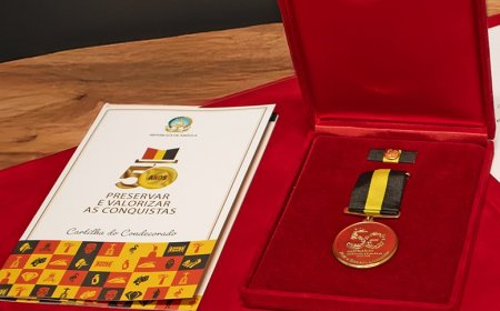 PRESIDENTE CONDECORA SIGNATÁRIOS DOS ACORDOS DE ALVOR E JOSÉ EDUARDO DOS SANTOS CINCO DIAS ANTES DO 11 DE NOVEMBRO