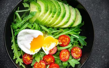 SALADA DE ABACATE COM OVO ESCALFADO