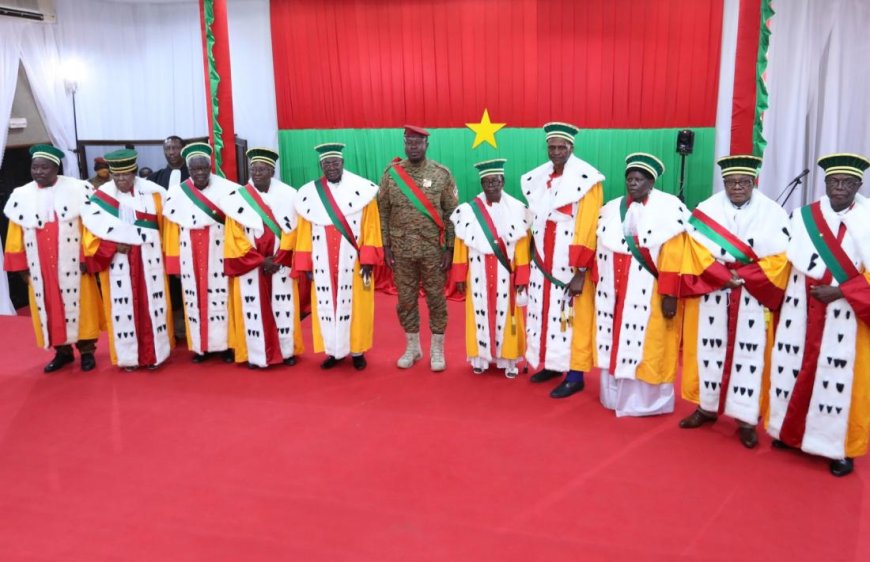 JUÍZES DO BURKINA PASSAM A USAR TRAJES PAN-AFRICANOS INSPIRADOS NA CULTURA LOCAL