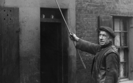 KNOCKER-UP: A PROFISSÃO DO DESPERTADOR HUMANO