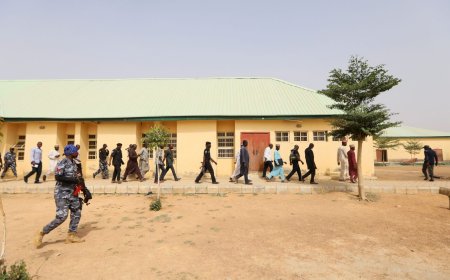 HOMENS ARMADOS RAPTAM CENTENAS DE ALUNOS E PROFESSORES DA ESCOLA CATÓLICA NA NIGÉRIA