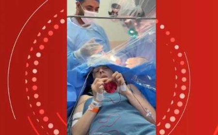 PACIENTE FAZ CROCHÊ ENQUANTO MÉDICOS RETIRAM TUMOR DO CÉREBRO