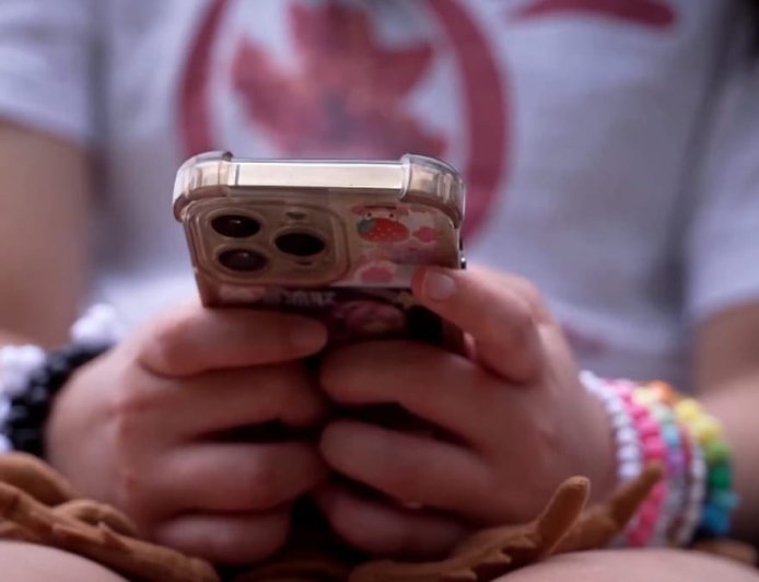 AUSTRÁLIA: ADOLESCENTES SE DESPEDEM DAS REDES ANTES DA PROIBIÇÃO