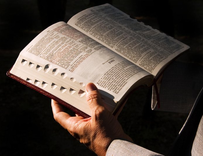 CIDADÃOS AGRIDEM SUPPOSTO PREGADOR APÓS AFIRMAR QUE TODAS AS IGREJAS SÃO "DIABÓLICAS"