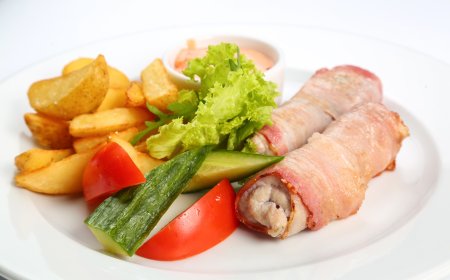 BIFE À ROLÊ COM BACON E CENOURA