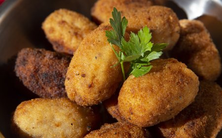 BOLINHOS DE CASCA DE BATATA COM ESPINAFRE