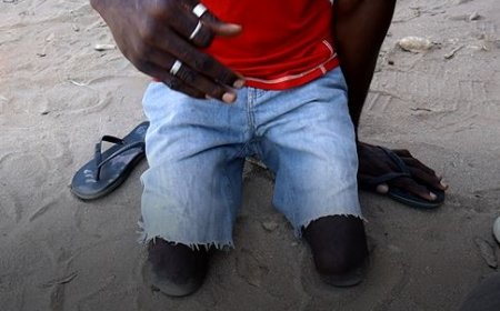 JOVEM CADEIRANTE MERGULHA NUM MAR DE TRISTEZA APÓS SER REJEITADO NO TRABALHO DEVIDO À DEFICIÊNCIA