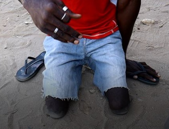 JOVEM CADEIRANTE MERGULHA  EM MAR DE TRISTEZA APÓS SER NEGADO EM VÁRIAS EMPRESAS