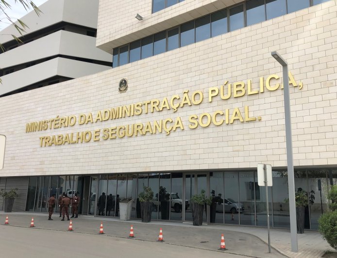 ACRESCIDA UMA HORA E MEIA DE TRABALHO NA FUNÇÃO PÚBLICA