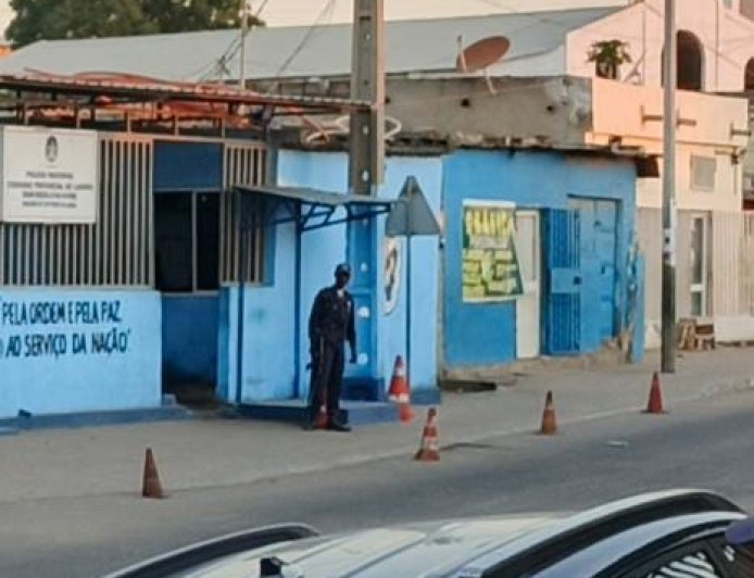 OFICIAL DA POLÍCIA FAZ REFÉNS COLEGAS DA ESQUADRA DE SÃO PEDRO DA BARRA