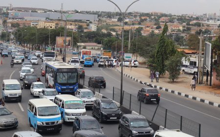 NO AZUL E BRANCO: UMA LIÇÃO EM MOVIMENTO
