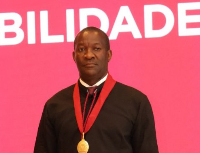 BASTONÁRIO DA ORDEM DOS ADVOGADOS DE ANGOLA EXIGE JUSTIÇA MAIS COORDENADA E COMBATE FIRME À CORRUPÇÃO JUDICIAL