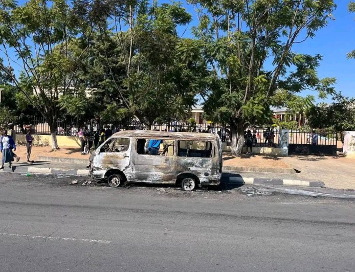 TÁXI PEGA FOGO NA DESCIDA PARA O GOLF 2 E PROVOCA PÂNICO ENTRE PASSAGEIROS