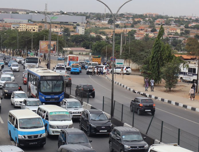 NO AZUL E BRANCO: UMA LIÇÃO EM MOVIMENTO