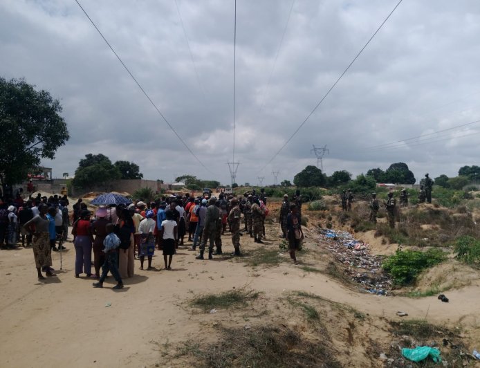 ENTRE MUROS E INCERTEZAS: POPULAÇÃO DO CALUMBO CONTESTA VENDA DE BAIRROS INTEIROS