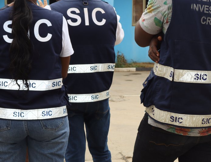 QUADRILHA ARMADA ASSALTA ARMAZÉM NO CALEMBA II: SIC DETÉM CIDADÃO CONGOLÊS E INTENSIFICA CAÇA AOS FUGITIVOS