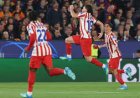 ATLÉTICO QUEBRA TABU NO CAMP NOU E COLOCA BARCELONA À BEIRA DA ELIMINAÇÃO