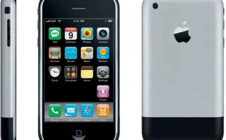 APPLE FAZ 50 ANOS: VEJA COMO ERA O 1º IPHONE LANÇADO PELA MARCA