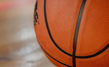 POR QUE É QUE A BOLA DE BASQUETEBOL É LARANJA?