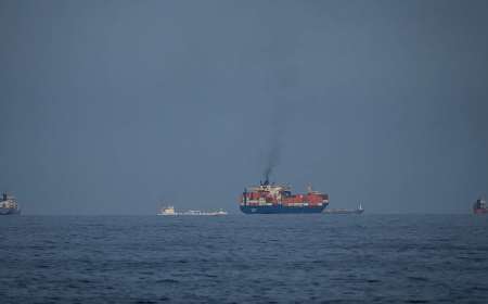 EUA ANUNCIAM BLOQUEIO NAVAL NO ESTREITO DE ORMUZ E PETRÓLEO ULTRAPASSA OS 100 DÓLARES