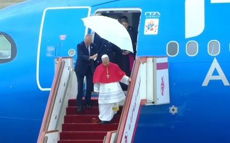 PAPA LEÃO XIV ATERRA EM SOLO AFRICANO SOB CHUVA NA ARGÉLIA