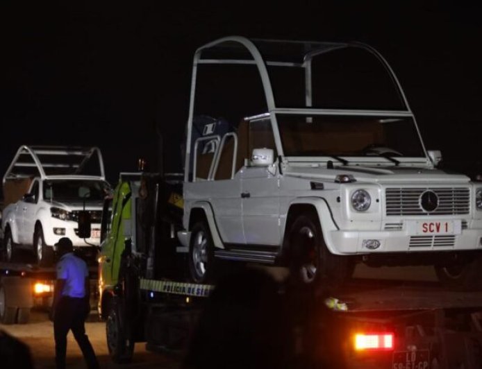    VIATURAS “PAPA-MÓVEL” JÁ EM LUANDA PARA A VISITA DO PAPA LEÃO XIV