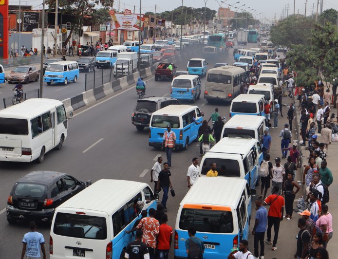 GPL CHUMBA A MOVIMENTAÇÃO DE CAMINHÕES EM ALGUMAS AVENIDAS DE LUANDA DURANTE A VISITA DO PAPA LEÃO XIV