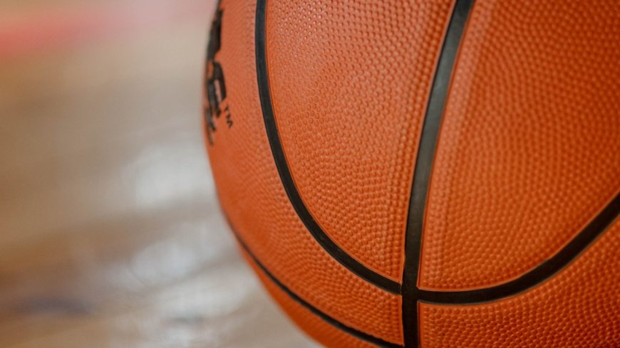 POR QUE É QUE A BOLA DE BASQUETEBOL É LARANJA?