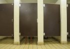 ENTRE A PRIVACIDADE E A PRATICIDADE: O MISTÉRIO DAS PORTAS DOS BALNEÁRIOS PÚBLICOS