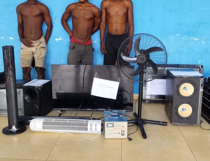 TRÊS JOVENS DETIDOS APÓS AJUDAREM A TRANSPORTAR MATERIAL ROUBADO NO SEQUELE