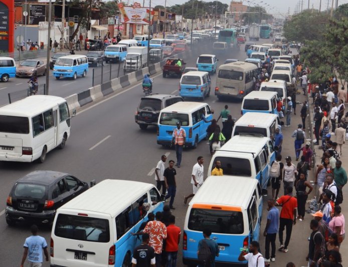 LUTO NACIONAL GERA CONFUSÃO ENTRE ANGOLANOS E COMPLICA MOBILIDADE EM LUANDA