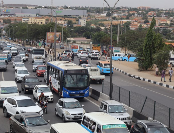 TRÂNSITO EM LUANDA: VIAS REGISTAM CONGESTIONAMENTO E CIRCULAÇÃO LENTA AO MEIO-DIA