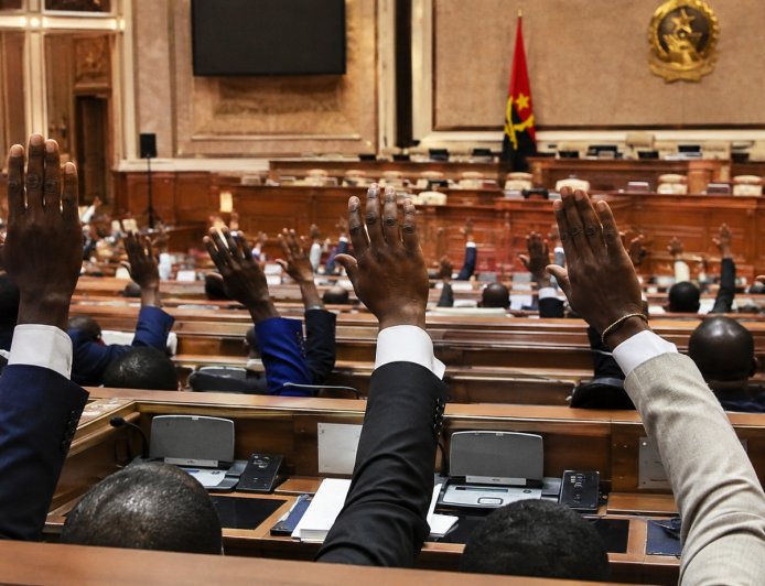 QUANDO O MANDATO VIRA PASSAGEM: DEPUTADOS, PARTIDOS E A ÉTICA DA PERMANÊNCIA
