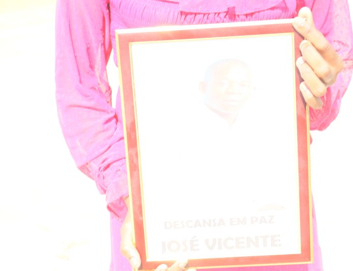 FAMÍLIA DE VIGILANTE ASSASSINADO NO VILA KIAXE CLAMA POR JUSTIÇA APÓS DETENÇÃO DE SUSPEITOS